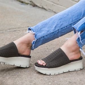 OTBT Gravity in Mint slide sandal size 7